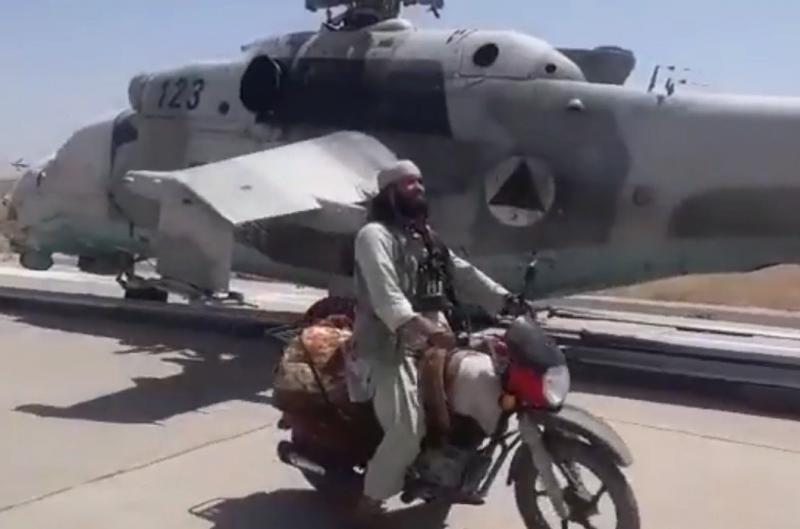 «Оружие, бронетехника и вертолёты»: Талибы захватили вооружение армейского корпуса ВС Афганистана в Кундузе