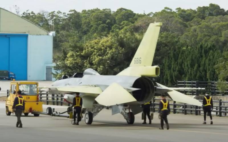 Упавший фонарь истребителя F-16 заставил ВВС Тайваня прервать маневры по «отражению вероятной агрессии Пекина»