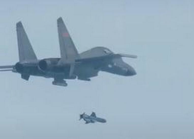 В Сети появилось видео применения китайской ПКР YJ-83 истребителем J-16 ВВС НОАК