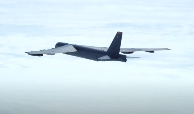 Российские Су-35С «拦截» американский стратегический бомбардировщик B-52H