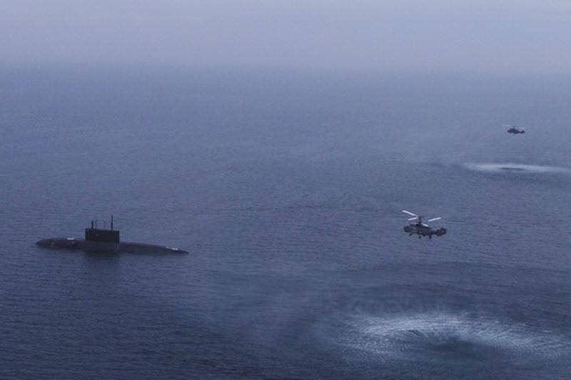 在黑海，俄罗斯海军潜艇对模拟敌舰进行导弹袭击练习