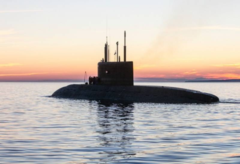 在黑海，俄罗斯海军潜艇对模拟敌舰进行导弹袭击练习