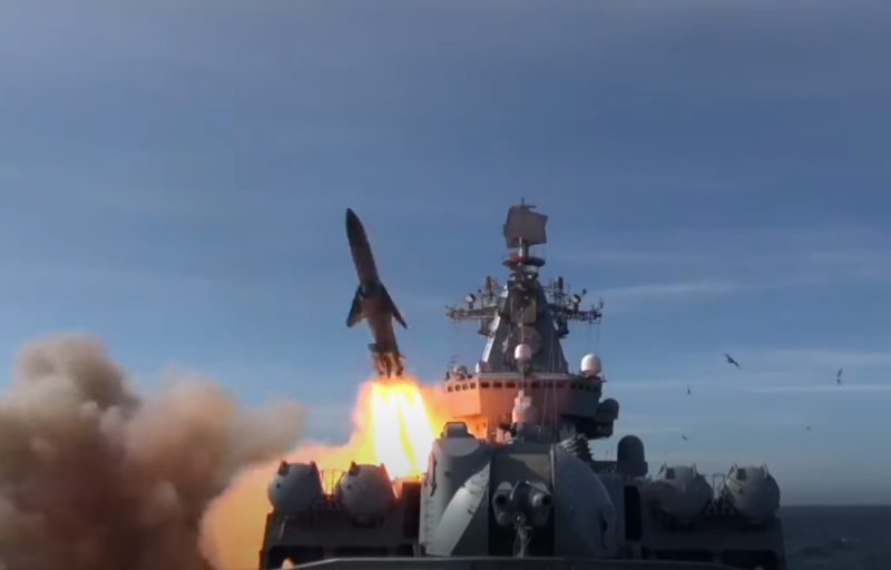 В Сети появилось видео ракетных стрельб АПРК «Омск» и крейсера «Варяг» в ходе учений ТОФ