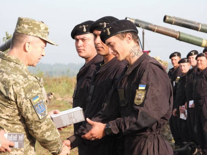 «Ждём лучшего сержанта с татуировкой во всё лицо»: Los ucranianos reaccionan ante la adjudicación de los mejores petroleros de las Fuerzas Armadas de Ucrania