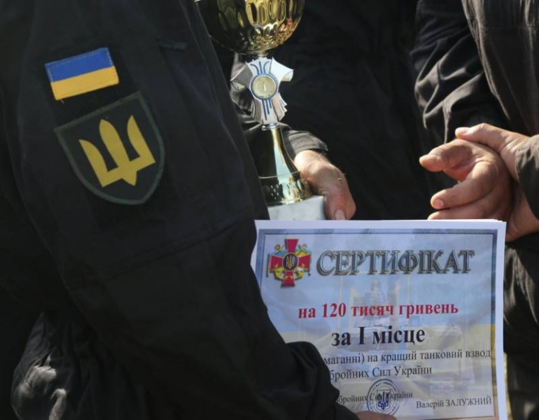 «Ждём лучшего сержанта с татуировкой во всё лицо»: 乌克兰人对授予乌克兰武装部队最佳油轮的反应