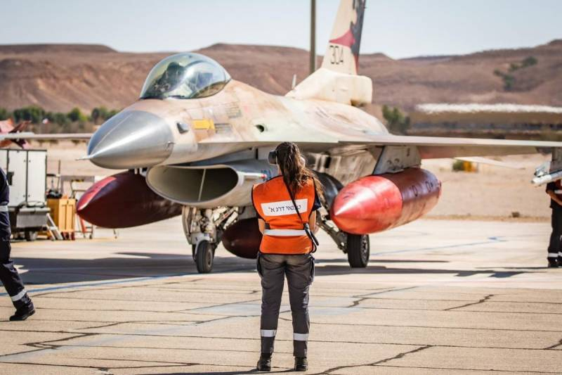 «Долетят до Тегерана и обратно»: Israeli Air Force F-16s shown with oversized external fuel tanks