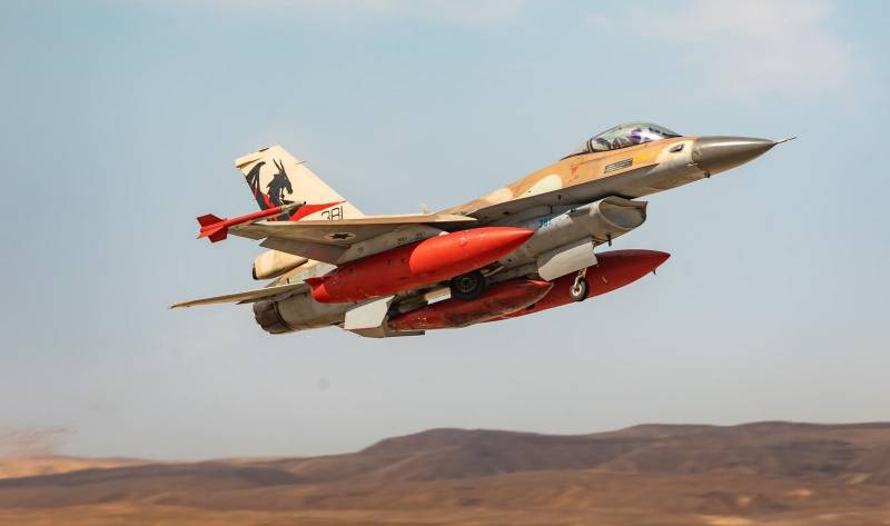«Долетят до Тегерана и обратно»: Israeli Air Force F-16s shown with oversized external fuel tanks