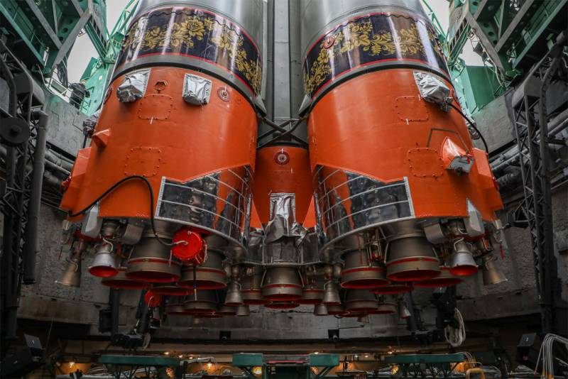 «Это не хохлома, а городецкая роспись»: В Роскосмосе прокомментировали оформление ракеты «Soyuz-2.1a» и её подготовку к старту с Байконура