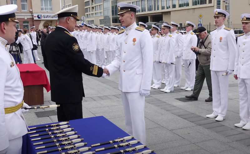La Duma del Estado otorgó el derecho a los oficiales retirados de la Marina a usar dagas de por vida sin obtener un permiso.