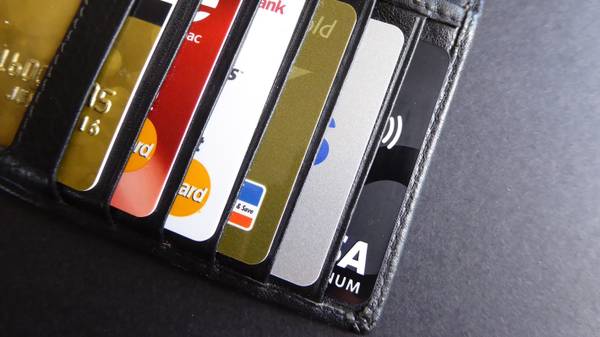La commission de transfert d'argent de carte à carte vers d'autres banques atteindra 2%