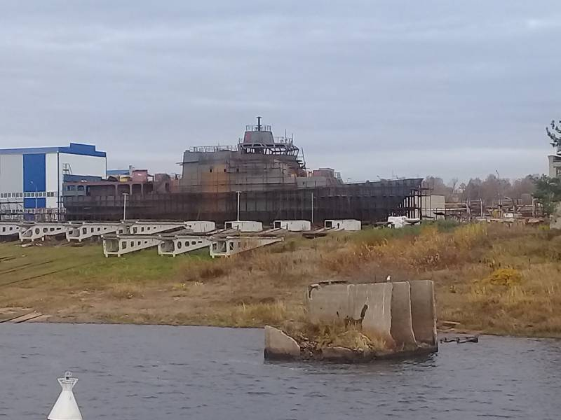 Training helicopter carrier of the project 14400 removed from the boathouse at the shipyard in the Nizhny Novgorod region