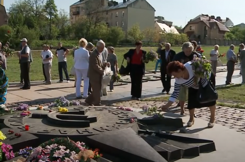 In Lviv «dekommunizirovali» memorial-burial of Soviet soldiers «Mars field»