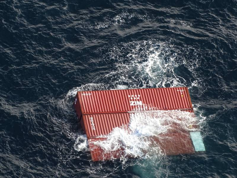Possible reference to the causes of the incident with the nuclear submarine Connecticut: The US Navy releases images of containers that have fallen into the sea