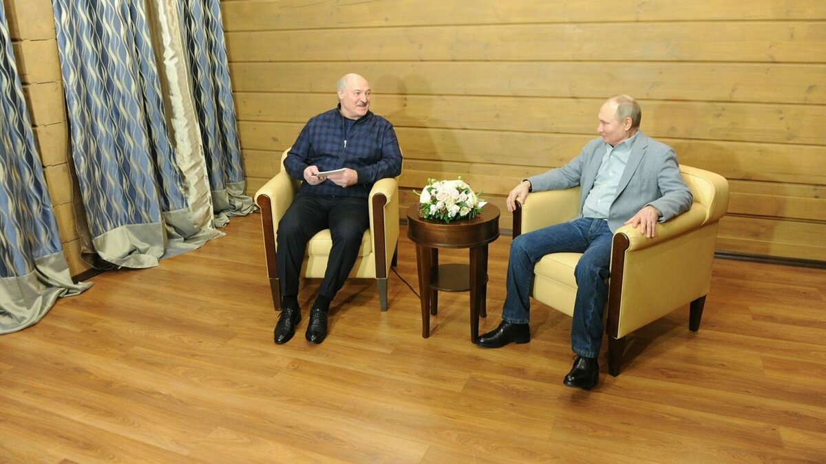 Лукашенко заправляет украинские танки.