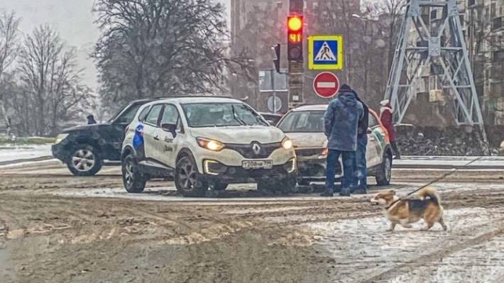 Неубранный снег спровоцировал транспортный коллапс и  ДТП на дорогах Петербурга