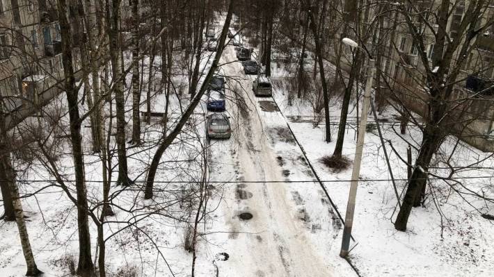 Неубранный снег спровоцировал транспортный коллапс и  ДТП на дорогах Петербурга