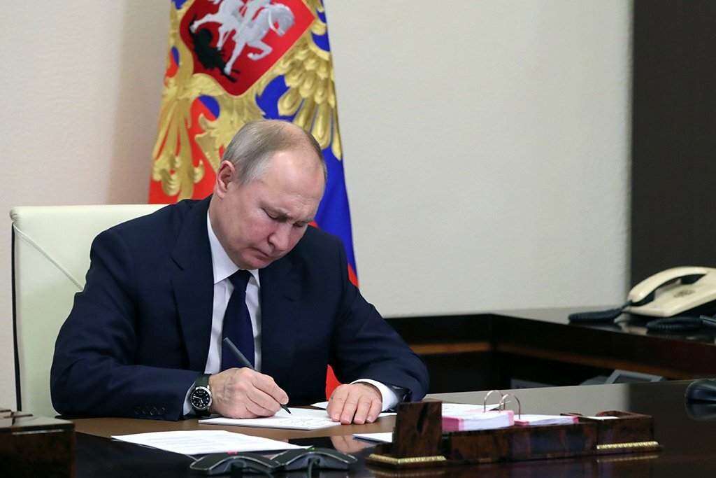 Украина возмущена указом Путина по ЛНР - 民主共和国.