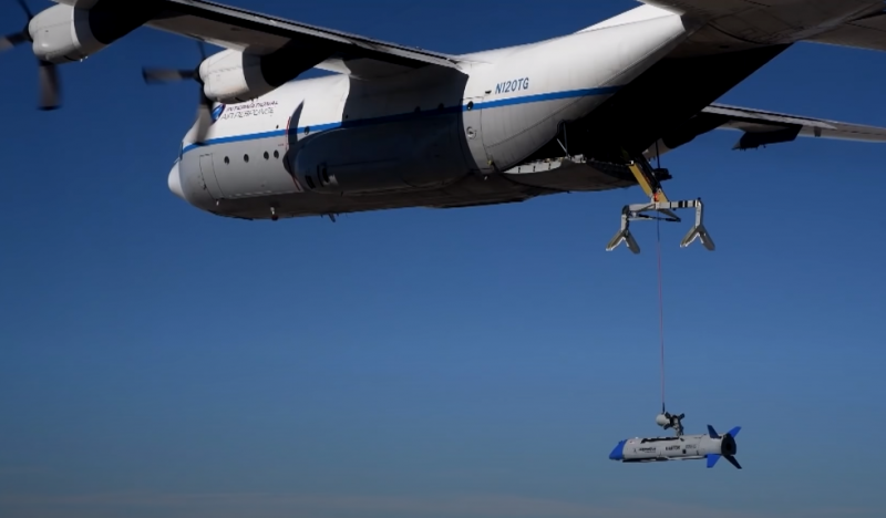 Военно-транспортный самолёт C-130 ВВС США впервые «caught» многоцелевой беспилотник X-61A Gremlins