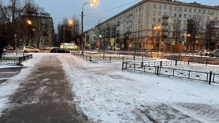 Второй день снегопада в Петербурге превратил дороги города в ледовые катки
