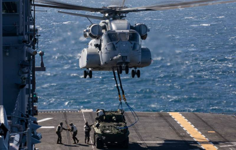 «Грузоподъёмность выросла в три раза»: обновленный американский CH-53K поднял в воздух бронемашину LAV-25