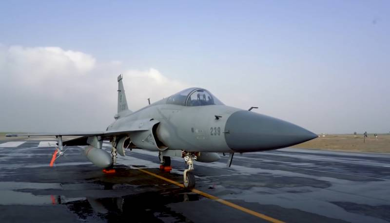 «Китай готов нести убытки»: цена истребителя JF-17 снижена ради победы в тендере