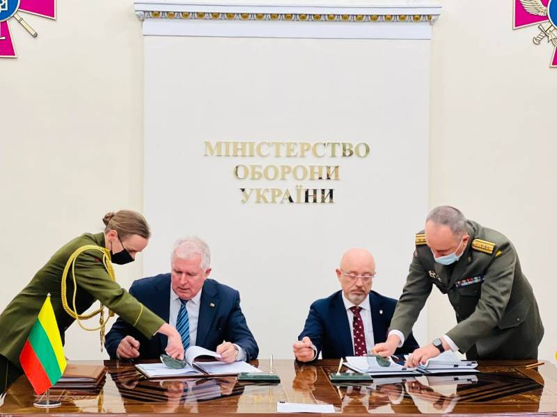Министр обороны Литвы передал Украине очередную партию военной помощи