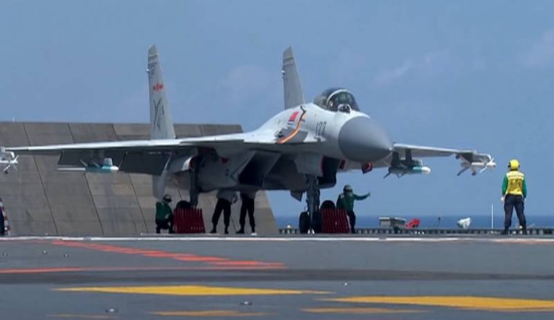 «Результат реверс-инжиниринга Су-33»: западная пресса о китайском истребителе J-15 и его новой версии