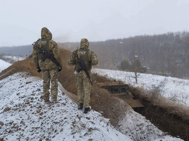 Украинские пограничники показали рытьё «защитных» рвов на границе с Россией