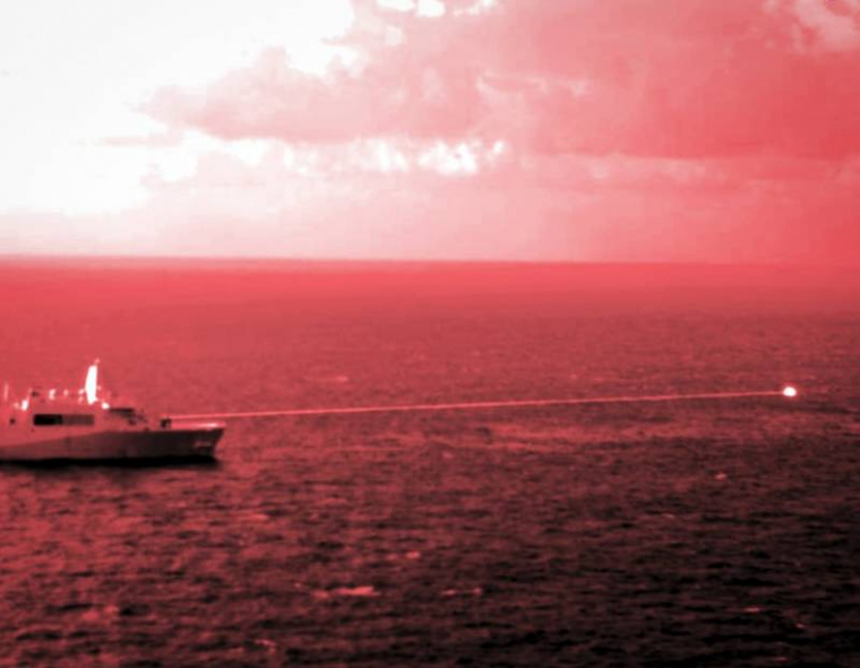 Установленный на десантном корабле ВМС США лазер поразил морскую цель в Аденском заливе
