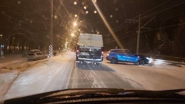Snow-covered roads of St. Petersburg indicate an acute shortage of special equipment