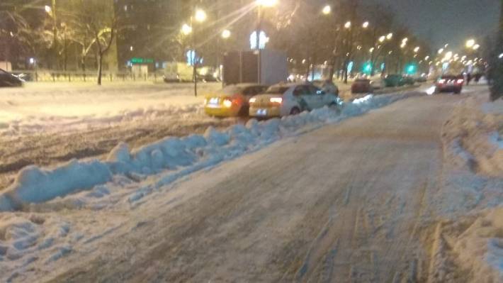 Snow-covered roads of St. Petersburg indicate an acute shortage of special equipment