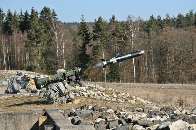 Эстония планирует поставить артиллерию и ПТРК Javelin Украине