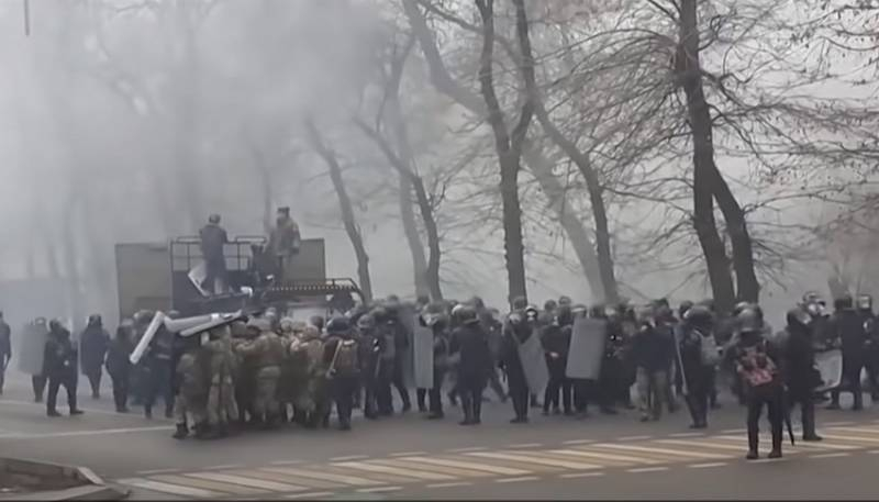 Казахстанские силовики начали зачистку Алматы от нарушителей и погромщиков