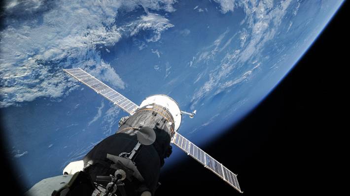 Roskosmos switches from space tourists to private investors