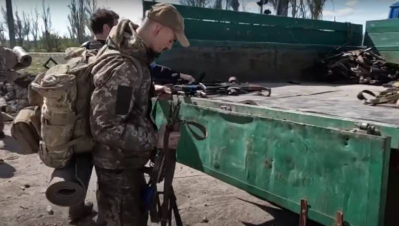 Для вывоза сдаваемого боевиками оружия к заводу «Azovstal» подгоняют грузовики