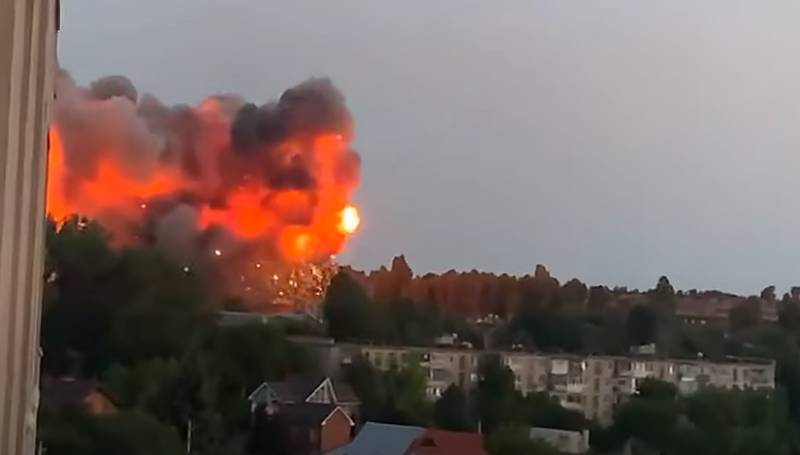 Жители Днепропетровска публикуют кадры с ракетными ударами по заводу «Южмаш»