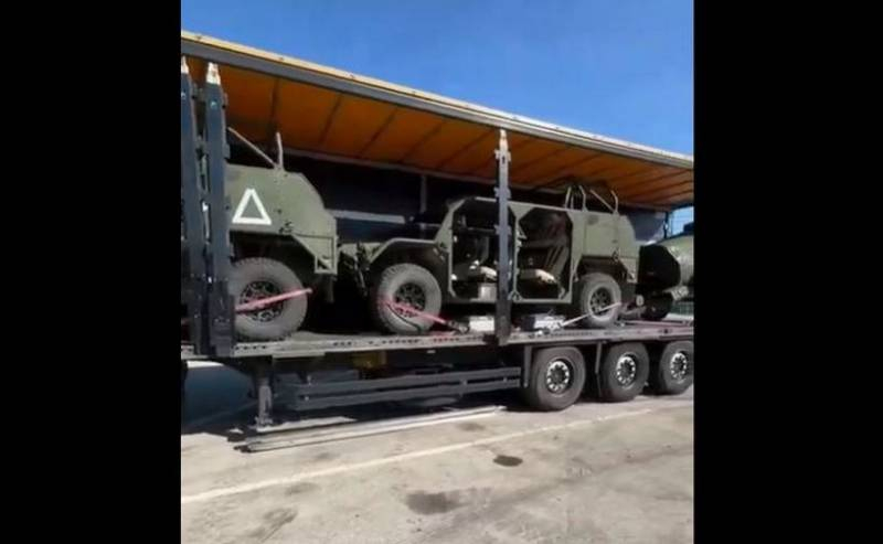 Кадры размещения бронетехники в грузовых фурах для ввоза на Украину попали в Сеть