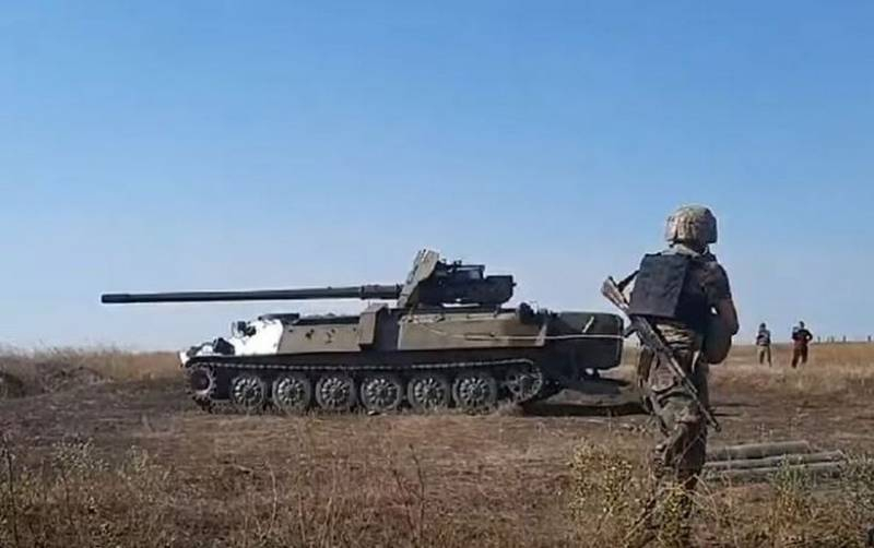 Cañón antitanque de 100 mm instalado en Ucrania «un estoque» en tractor MT-LB