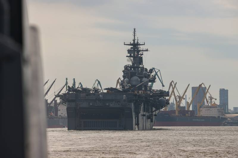 В порт Клайпеды вошёл десантный корабль USS Kearsarge (LHD3) ВМС США с отрядом морской пехоты на борту