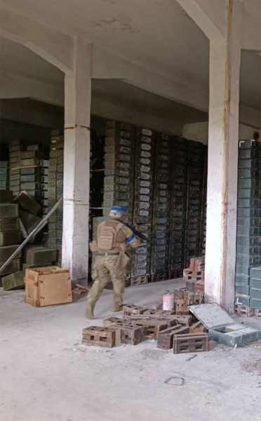 Появились снимки с украинскими военными на складах в Балаклее
