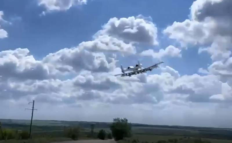 The Ukrainian military mounted a video with supposedly US-made A-10 attack aircraft in the Balakleya area