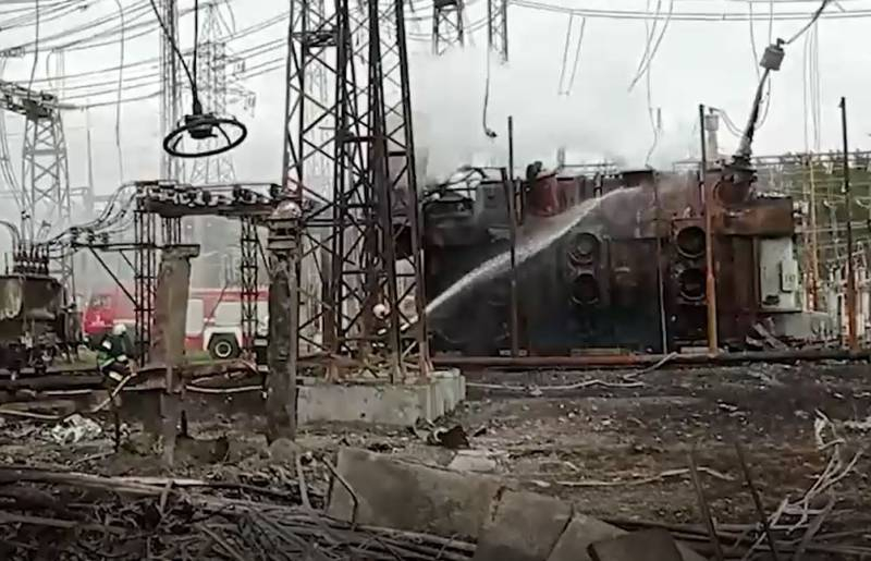 В сети появились кадры с мощным взрывом; утверждается, что это взрыв с детонацией на ТЭЦ-5 в Харькове