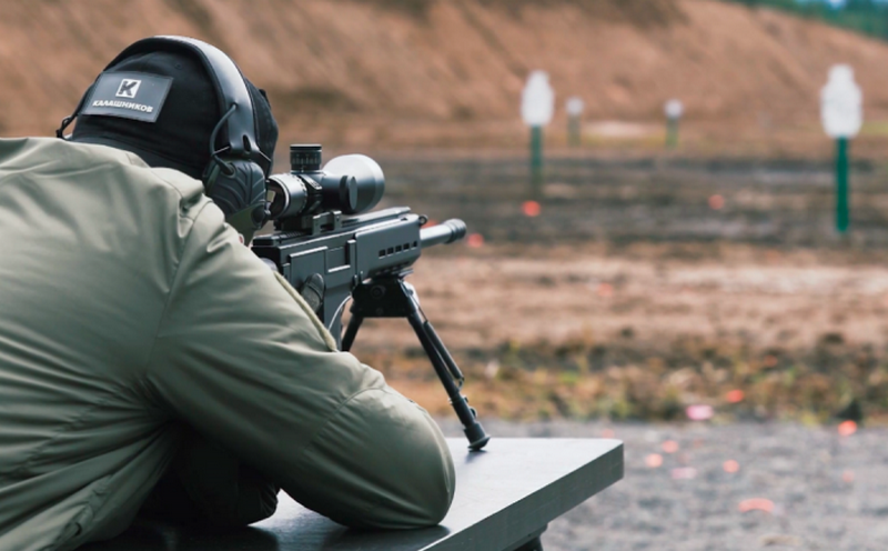 A annoncé l'arrivée d'une nouvelle mitraillette PPK-20 et d'un fusil de sniper à micro-ondes aux troupes