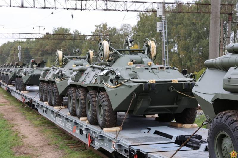 L'armée biélorusse a reçu un lot de véhicules blindés de transport de troupes russes BTR-82A