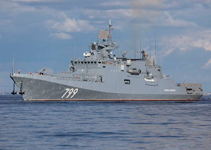 Frégate «Amiral Makarov» projet 11356 se lève pour les réparations prévues à Sébastopol «Sevmorzavode»