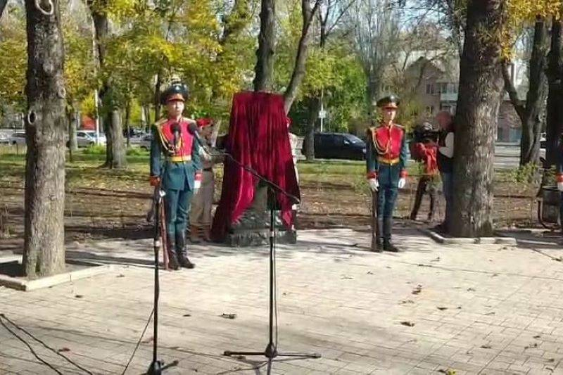 A memorial to Arsen Pavlov was solemnly opened in Donetsk («Мотороле»)