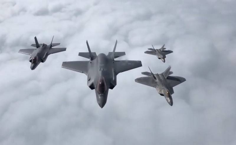 В США сравнили американские истребители пятого поколения F-22 и F-35