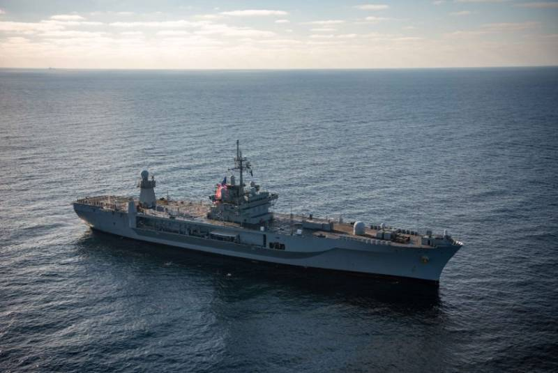«Задачи учений выполнены»: Le navire amiral de la sixième flotte de la marine américaine USS Mount Whitney quitte la mer Noire