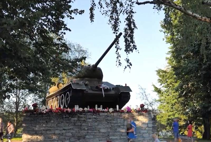 Жители Нарвы возложили цветы на месте, где раньше стоял памятник Т-34